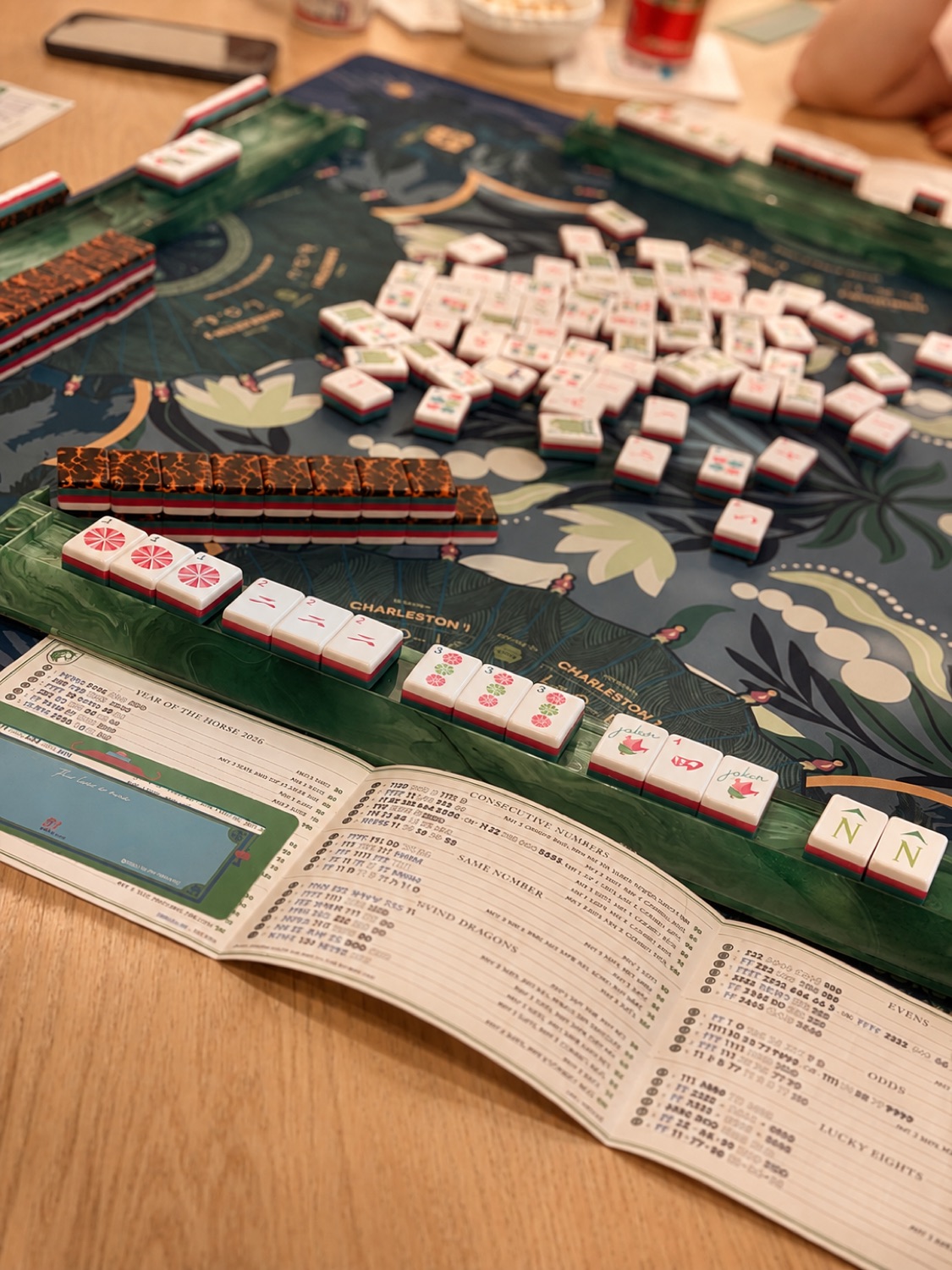 Mesa de mahjong con tiles y racks
