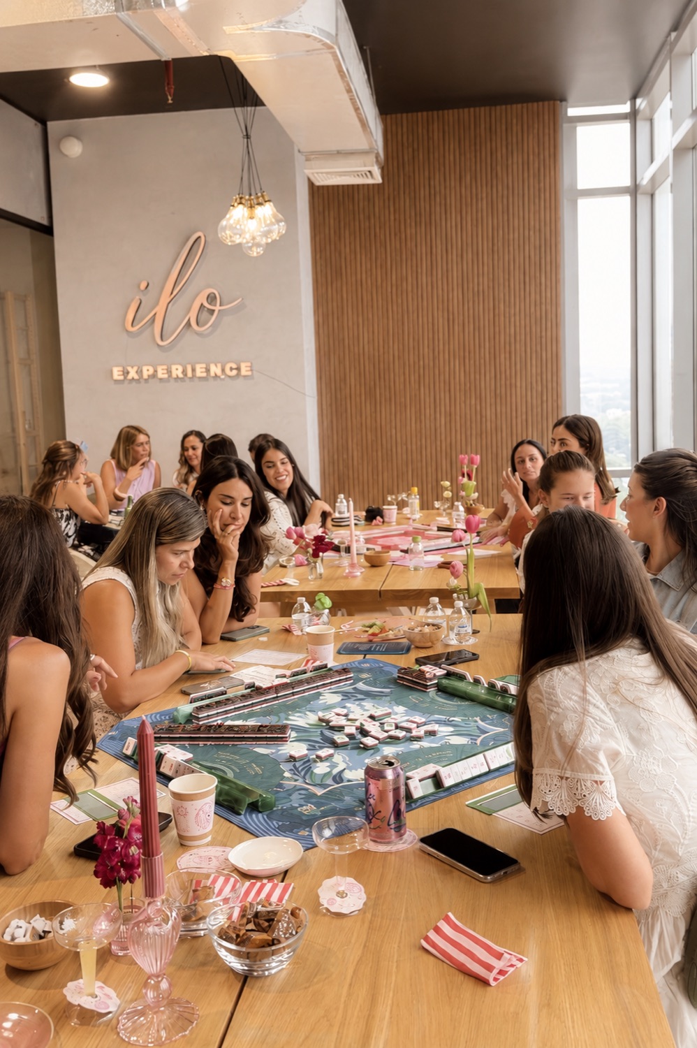 Sesión de mahjong en el estudio de Costa del Este
