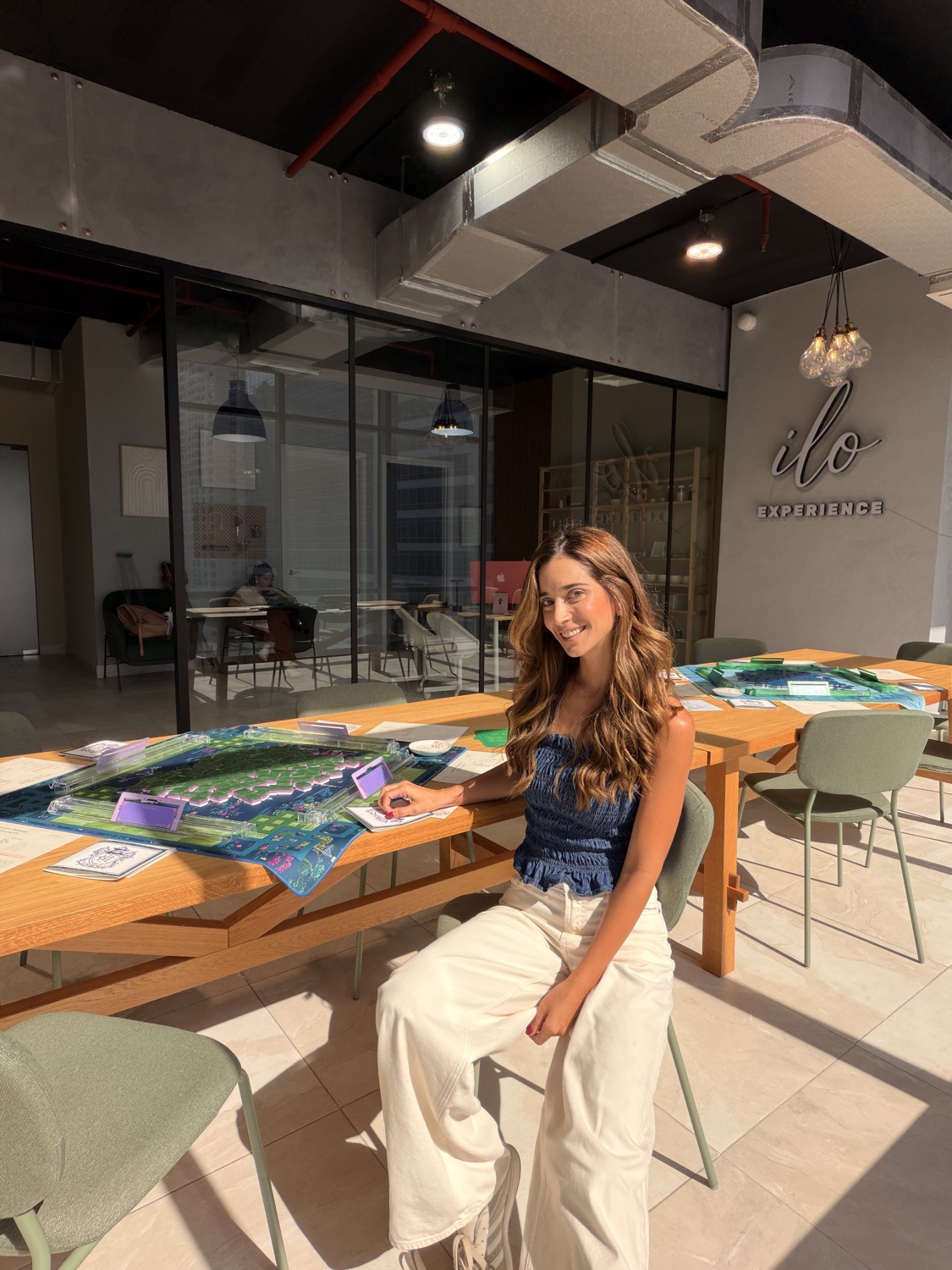 Isabella Visbal en el estudio de ILO Experience con las mesas de American Mahjong, Panamá